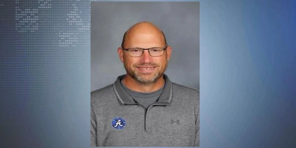 Iowa Middle School Teacher Charged With Sexual Exploitation of Student Over 2014 Messages