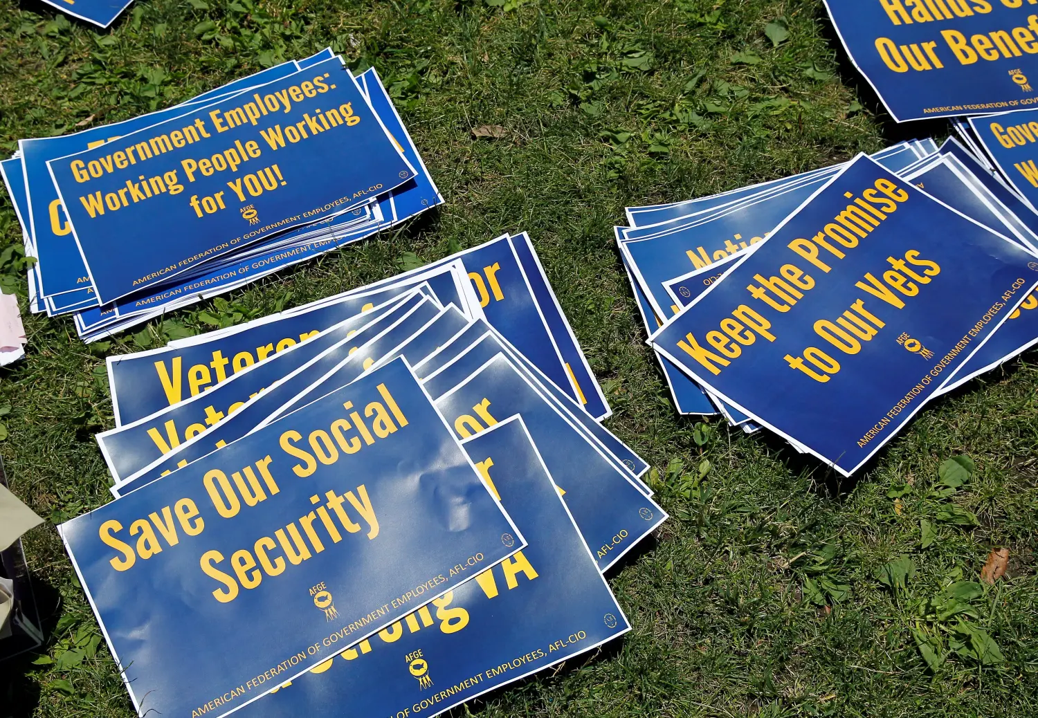 Social Security Crisis: Retirees Could Lose $16,500 Annually Without Reform