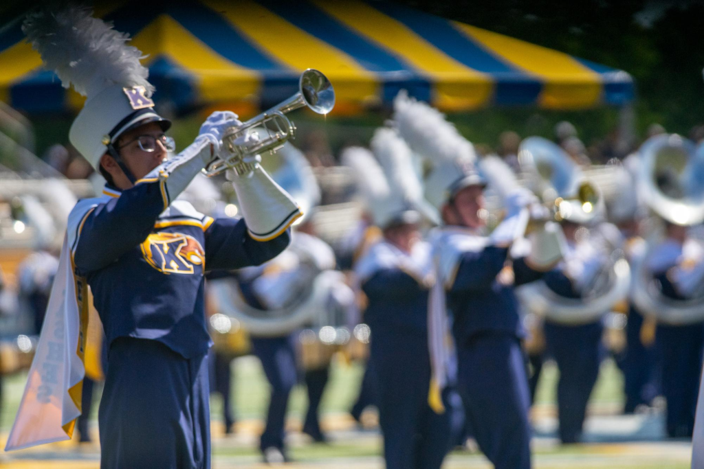 Heartwarming Moment: Football Team Cheers on Rival Marching Band at Texas Competition