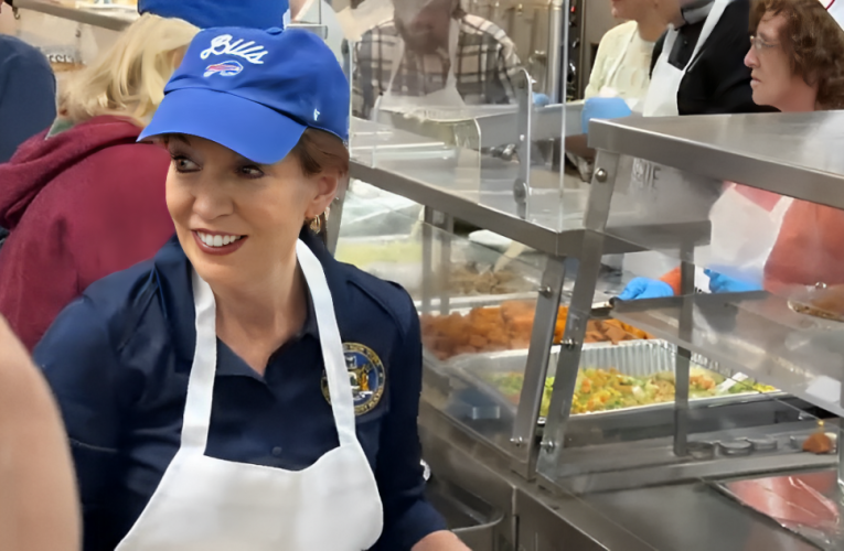 Gov. Kathy Hochul Joins Volunteers to Serve 2,500 Thanksgiving Meals in Albany!