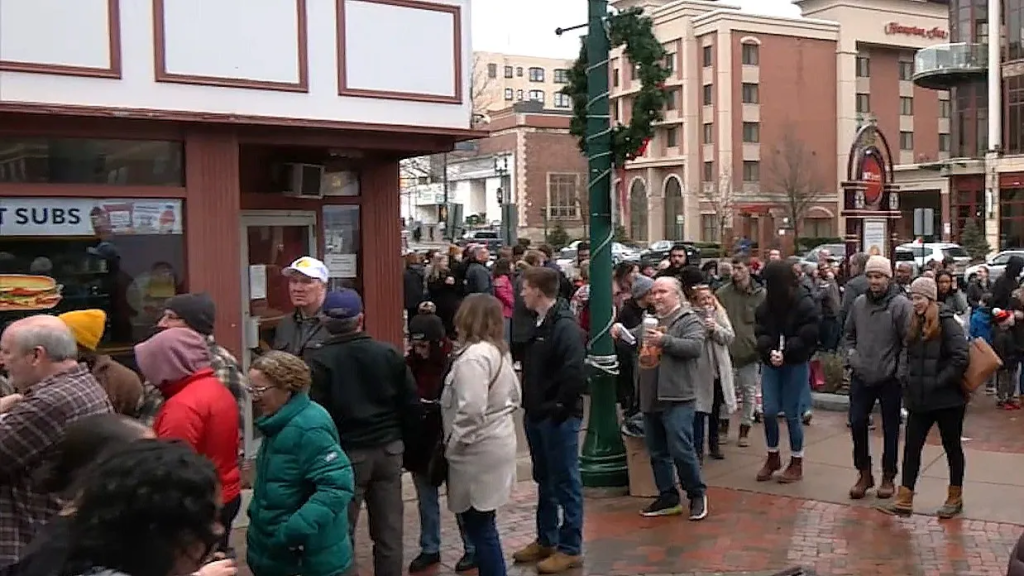 Don’t Miss the Annual Stuyvesant Plaza Holiday Stroll This Year