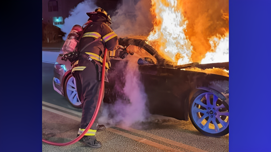 NY Street Racing Turns Dangerous as Drivers Scatter and Crash to Flee Cops!