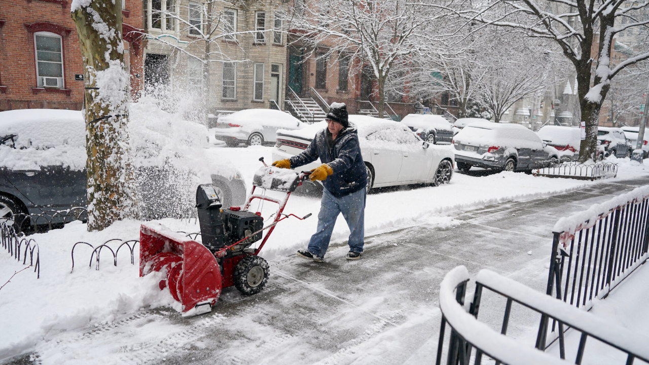 450 Workers Battling Non-Stop to Clear Heavy Snow in Western New York!